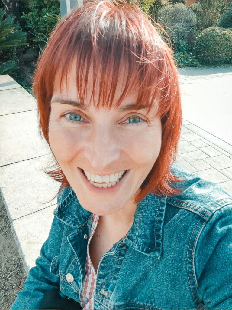 Judith Prat Copywriter Mi trabajo es hacer que mis palabras hablen por ti. Soy tu voz para que tu marca conecte con tu audiencia y no deje indiferente.