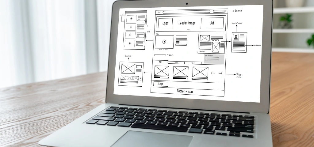 Portátil mostrando el wireframe de la estructura de una página web