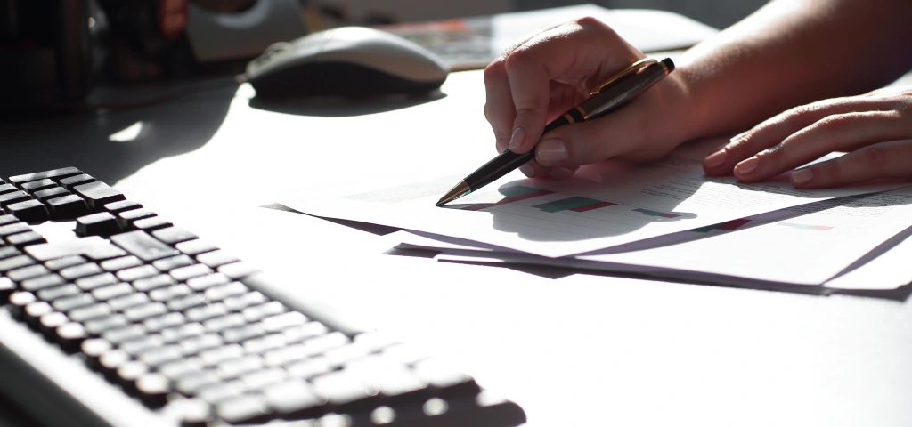Tres propuestas de empresas de diseño web comparadas sobre una mesa de trabajo