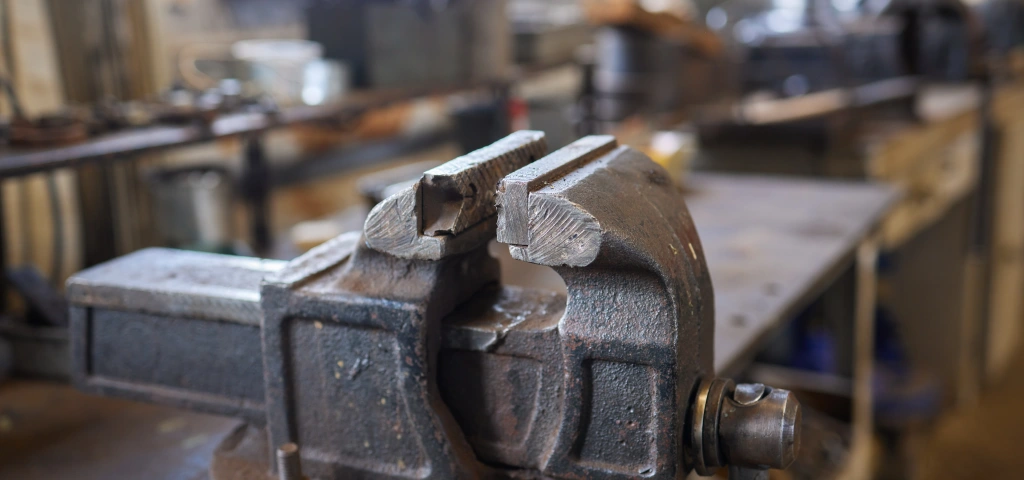 Taller metalúrgico con maquinaria, el tipo de empresa industrial al que sirve el diseño web para empresas