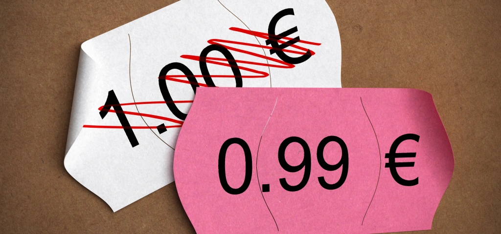 Etiqueta de precio rebajada de un euro a noventa y nueve céntimos, el reclamo de las páginas web baratas