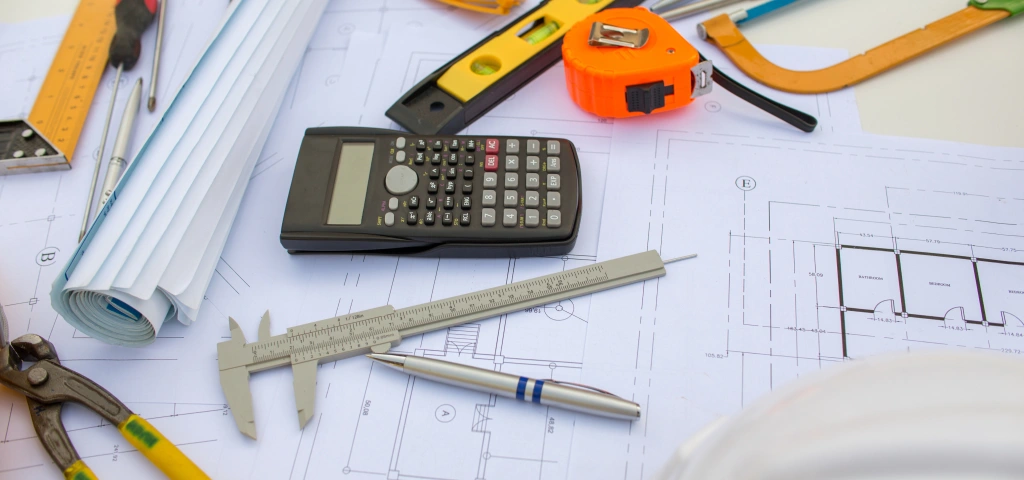 Esquema de arquitectura de información para un proyecto de diseño web corporativo sobre mesa de trabajo minimalista